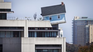 Una casa suspendida en el borde de un edificio de 7 pisos 01
