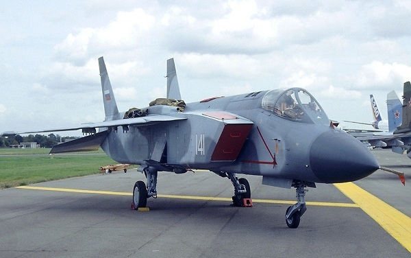300px-Yakovlev_Yak-141_at_1992_ccFarn6)