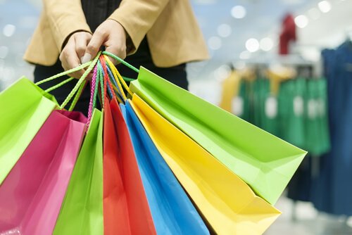 Manos-con-muchas-bolsas-de-colores