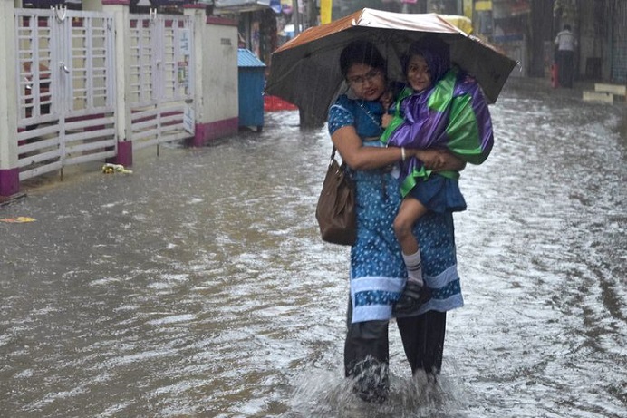 indian-woman-carries-her-child-as-she-Monzon