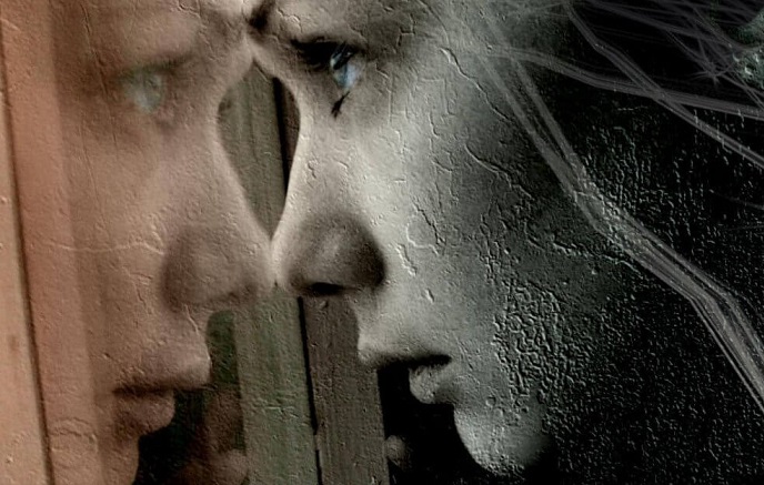 mujer-mirando-por-la-ventana-con-dolor