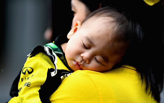 young-fan-sleeps-in-the-pitlane-ninnpos