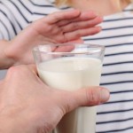 Lee esto antes de eliminar (por tu cuenta) los lácteos de tu dieta