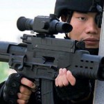 Los soldados de infantería del Ejército chino se refuerzan con los fusiles de asalto QTS-11.