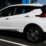 La experiencia no se vende: GM se impone sobre Tesla en la venta de un vehículo de ‘masas’