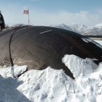 Los submarinos rusos utilizan proyectiles no guiados para romper la capa de hielo en el Ártico.