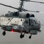 Helicópteros antisubmarinos Ka-27 lanzan bombas y aterrizan en buques en movimiento