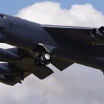 Un bombardero nuclear pone en marcha sus motores con una explosión