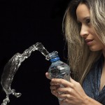 El agua embotellada que bebes te podría estar dañando los dientes