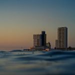 Sabíamos que vivir cerca del mar nos hacía “ganar” años de vida. Lo que no sabíamos es que era literalmente