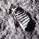 Por qué desaparecen tan rápido las huellas de astronautas en la Luna