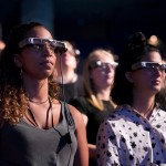 Estas gafas especiales del Teatro Nacional de Londres añaden subtítulos en directo a las obras de teatro
