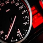 Por qué el velocímetro del coche no marca la velocidad real de circulación