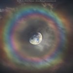 Un fotógrafo capta la Luna rodeada de un espectacular halo con los colores del arco iris