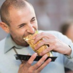 ¿Es malo comer de pie?