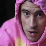 Bad Bunny muestra su extravagancia al romper estereotipos