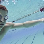 ¿Por qué se irritan tus ojos en la piscina?