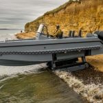 Este barco militar francés puede salir del agua a tierra sin ruedas.
