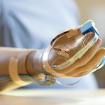 Nueva mano artificial permite “sentir” lo que se está tocando