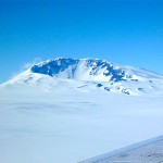 Descubren un volcán bajo un kilómetro de hielo en la Antártida