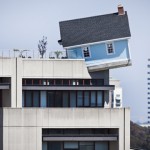 Una casa suspendida en el borde de un edificio de 7 pisos.
