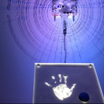 Heart Bot, el robot que dibuja a ritmo de nuestras pulsaciones