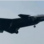 Aparecen las primeras imágenes del segundo avión biplaza furtivo chino J-20.