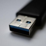 ¿Por qué el USB solo encaja por una parte? Su creador lo explica