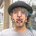 Piercings en las mejillas