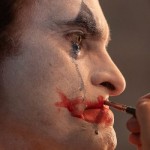 El nuevo “Joker” loco esquiva la controversia, la conexión con “Batman”