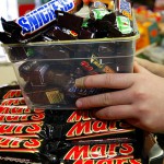 Retiran masivamente las barritas de chocolate Mars y Snickers por contener plástico