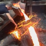 ¿Un ‘Iron Man’ de carne y hueso?: Obrero “inmortal” mete la mano en metal fundido y asombra a la Red