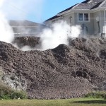 “Pensé que era un gran terremoto”: se abre un enorme géiser de barro en el patio de una casa