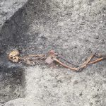 Hallan en Reino Unido los restos de un hombre asesinado y enterrado con las manos atadas en la Edad del Hierro .