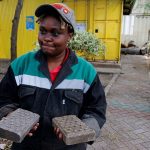 Una keniana transforma plásticos difíciles de reciclar en adoquines cinco veces más resistentes que el hormigón