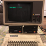 Encontró una reliquia de Apple de los años 80 y al encenderla se llevó esta sorpresa