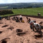 Arqueólogos excavan por primera vez una tumba relacionada con la leyenda del rey Arturo