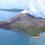 La historia de Anak Krakatau, el “hijo” del legendario volcán Krakatoa