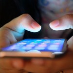 Increíble, pero cierto… Crean dedo robótico que te acaricia mientras usas el teléfono