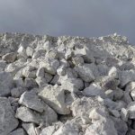 El mineral al que pertenece el objeto terrestre más antiguo.