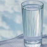 Hacer gárgaras con agua salada cura el dolor de garganta, ¿mito o realidad?