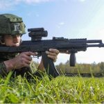 ¿Cuál es la diferencia entre la primera versión del AK-12 y la del ejército?