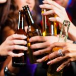 ¿Qué hacer si mi hijo adolescente empieza a tomar alcohol?