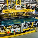 AvtoVAZ lanzó robots para instalar un techo panorámico en Lada Azimut
