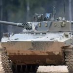 Paracaidistas rusos prueban un tanque ligero con un arsenal