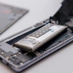Por qué se dejaron de fabricar los móviles con baterías extraíbles: a partir de 2027 los ‘smartphones’ cambiarán
