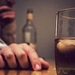 China implanta un chip en un paciente alcohólico que inhibe el impulso de beber