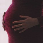 ¿Por que los bebés patean en el vientre?