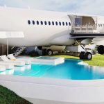 Este Boeing 737 retirado es una villa de lujo ‘aparcada’ en lo alto de un acantilado de Bali