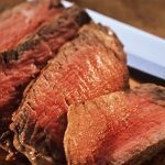 Esto es lo que esconde el jugo rojo de la carne (y no es sangre)